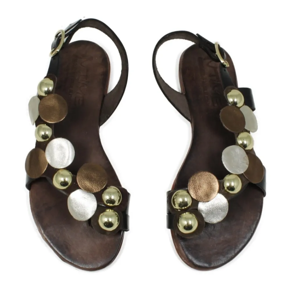 sandali_bassi_infradito_i_2.webp Sandali Bassi | In Time Sandali Bassi Infradito in Pelle con Borchie "Studdy" - Testa di Moro TestadiMoro