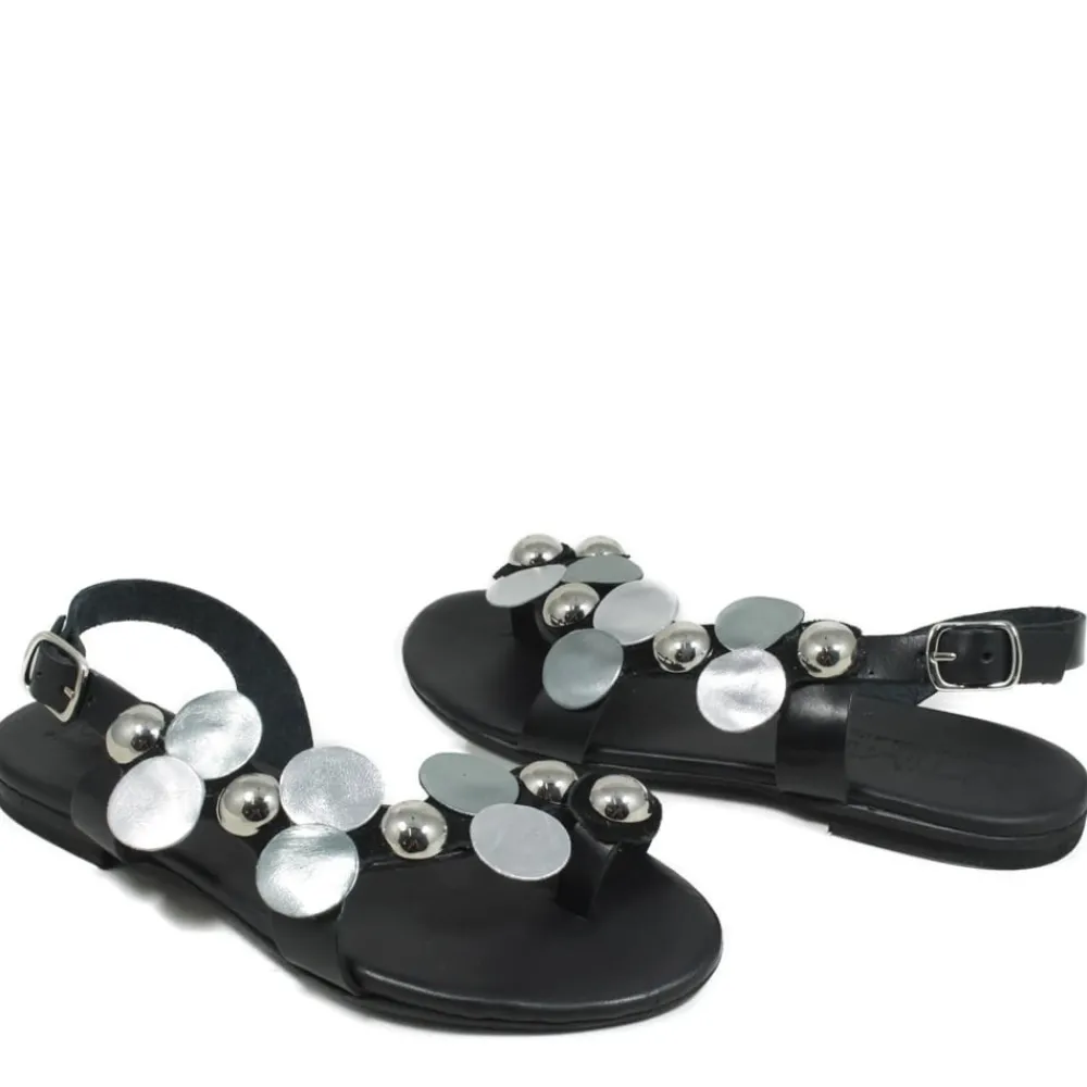 sandali_bassi_infradito_i_3-2.webp Sandali Bassi | In Time Sandali Bassi Infradito in Pelle con Borchie "Studdy" - Nero