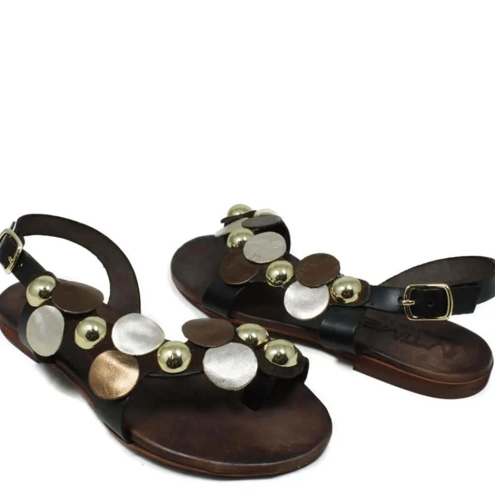 sandali_bassi_infradito_i_4.webp Sandali Bassi | In Time Sandali Bassi Infradito in Pelle con Borchie "Studdy" - Testa di Moro TestadiMoro