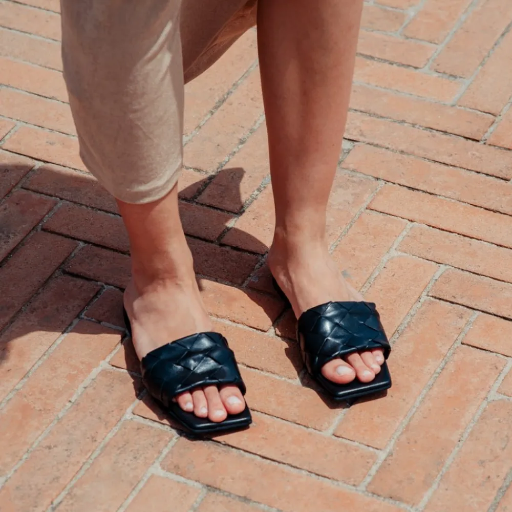 sandali_ciabatta_in_pelle_1-1.webp Sandali Bassi | Personal Sandali Ciabatta in Pelle Intrecciata Punta Quadrata "Slot" - Nero