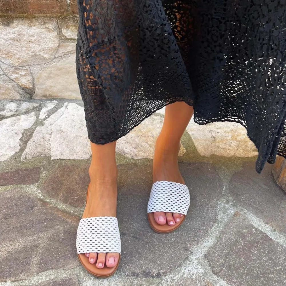 sandali_ciabatta_in_pelle_1-3.webp Sandali Bassi | Formentera Sandali Ciabatta in Pelle Interecciata Forata "Desi" - /Cuoio Bianco