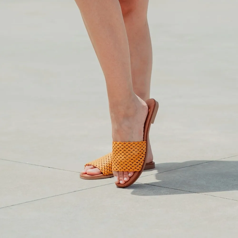 sandali_ciabatta_in_pelle_1-4.webp Sandali Bassi | Formentera Sandali Ciabatta in Pelle Interecciata Forata "Desi" - /Cuoio Ocra