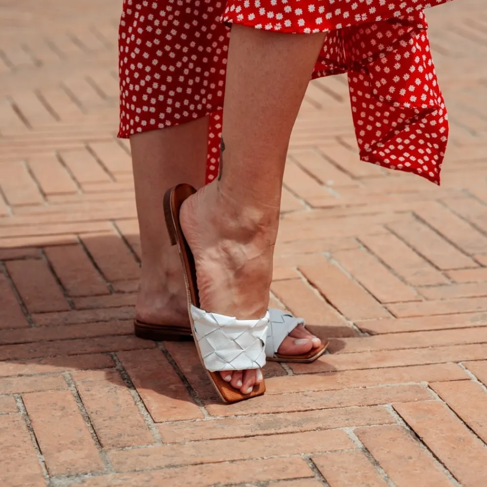 sandali_ciabatta_in_pelle_1.webp Sandali Bassi | Personal Sandali Ciabatta in Pelle Intrecciata Punta Quadrata "Slot" - /Cuoio Bianco