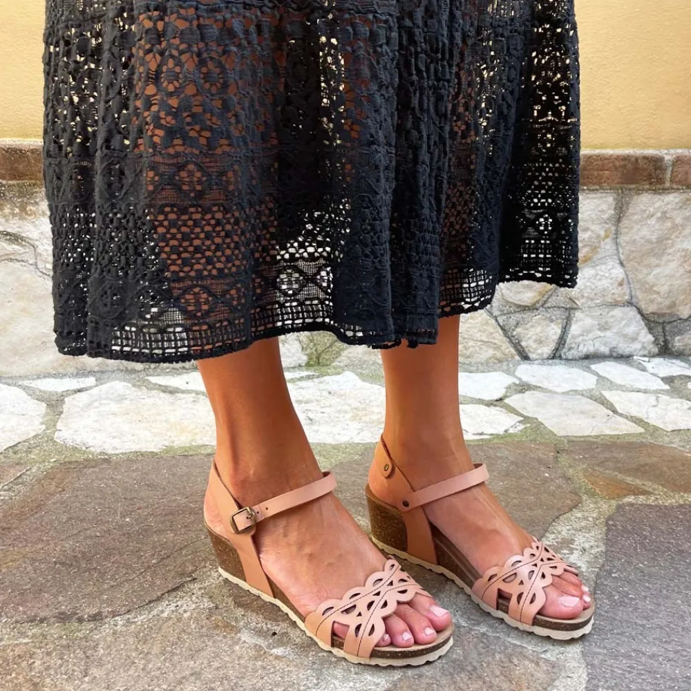 sandali_in_pelle_con_zepp_1-2.webp Sandali Con Zeppa | Mañana Sandali in Pelle con Zeppa Media Comfort Fit "V06" - Nude