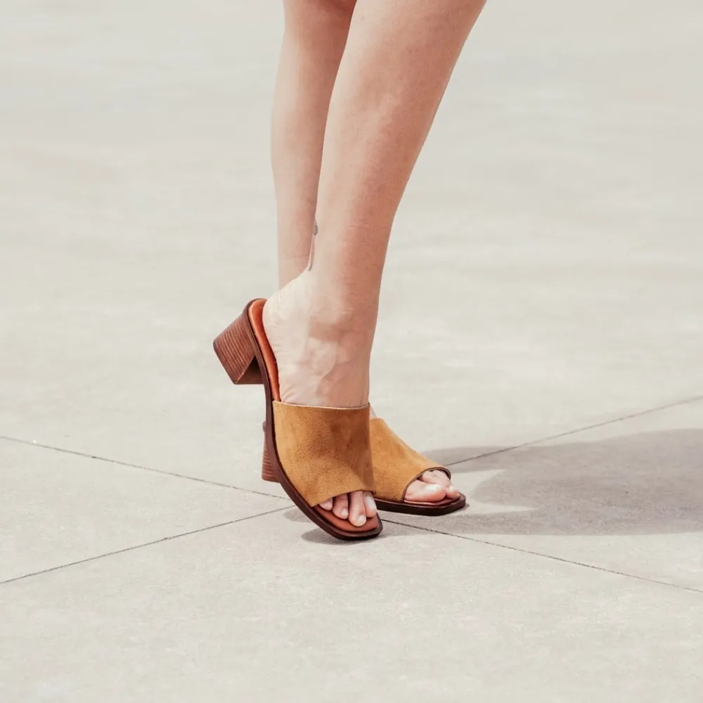 sandali_spuntati_con_tacc_1.webp Scarpe Con Tacco | Sandali Con Tacco | Mañana Sandali Spuntati con Tacco Medio "PN03" - Camoscio Cuoio