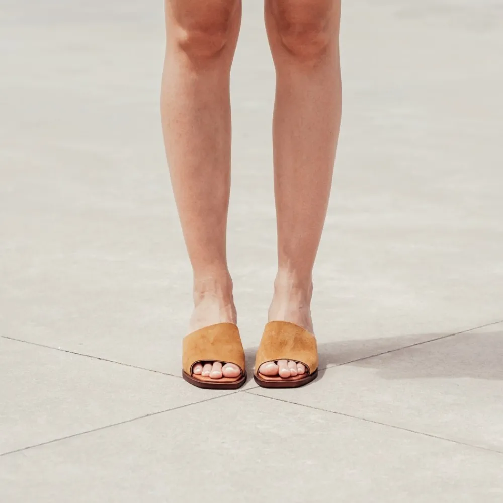 sandali_spuntati_con_tacc_3.webp Scarpe Con Tacco | Sandali Con Tacco | Mañana Sandali Spuntati con Tacco Medio "PN03" - Camoscio Cuoio