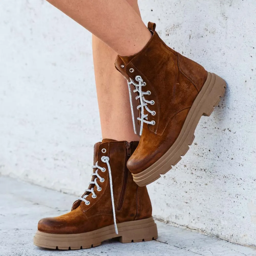 stivaletti_anfibi_in_camo_1-1.webp Anfibi | Stivali Estivi | Personal Stivaletti Anfibi in Camoscio con Lacci di Strass "BRIX"  - Cuoio