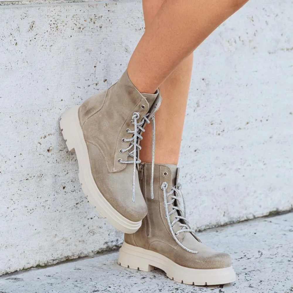 stivaletti_anfibi_in_camo_1.webp Anfibi | Bikers Estivi | Personal Stivaletti Anfibi in Camoscio con Lacci di Strass "BRIX"  - Beige