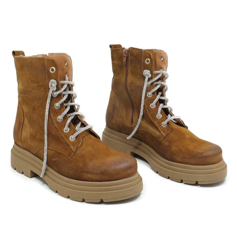 stivaletti_anfibi_in_camo_4-1.webp Anfibi | Stivali Estivi | Personal Stivaletti Anfibi in Camoscio con Lacci di Strass "BRIX"  - Cuoio