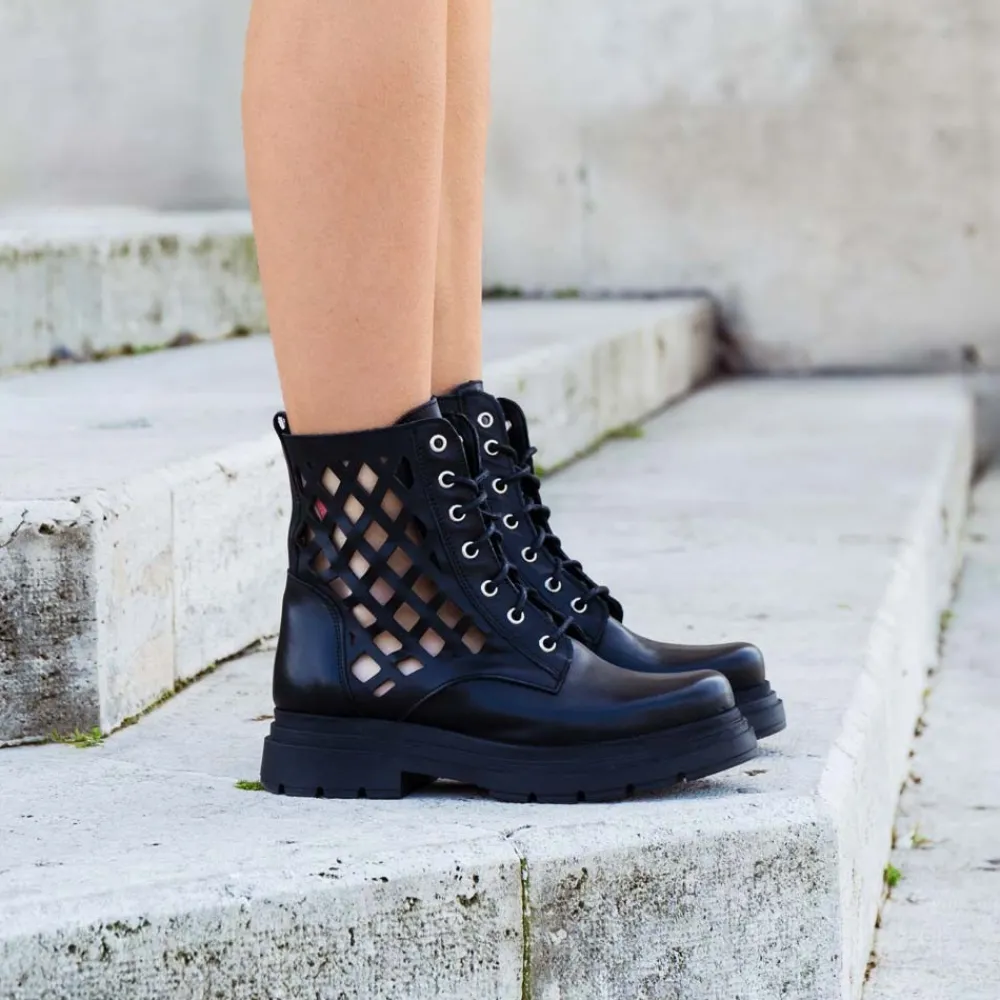 stivaletti_anfibi_laserat_1-1.webp Anfibi | Stivali Estivi | Personal Stivaletti Anfibi Laserati "CUBE"  - Pelle Nero