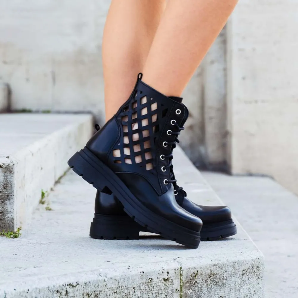 stivaletti_anfibi_laserat_2-1.webp Anfibi | Stivali Estivi | Personal Stivaletti Anfibi Laserati "CUBE"  - Pelle Nero