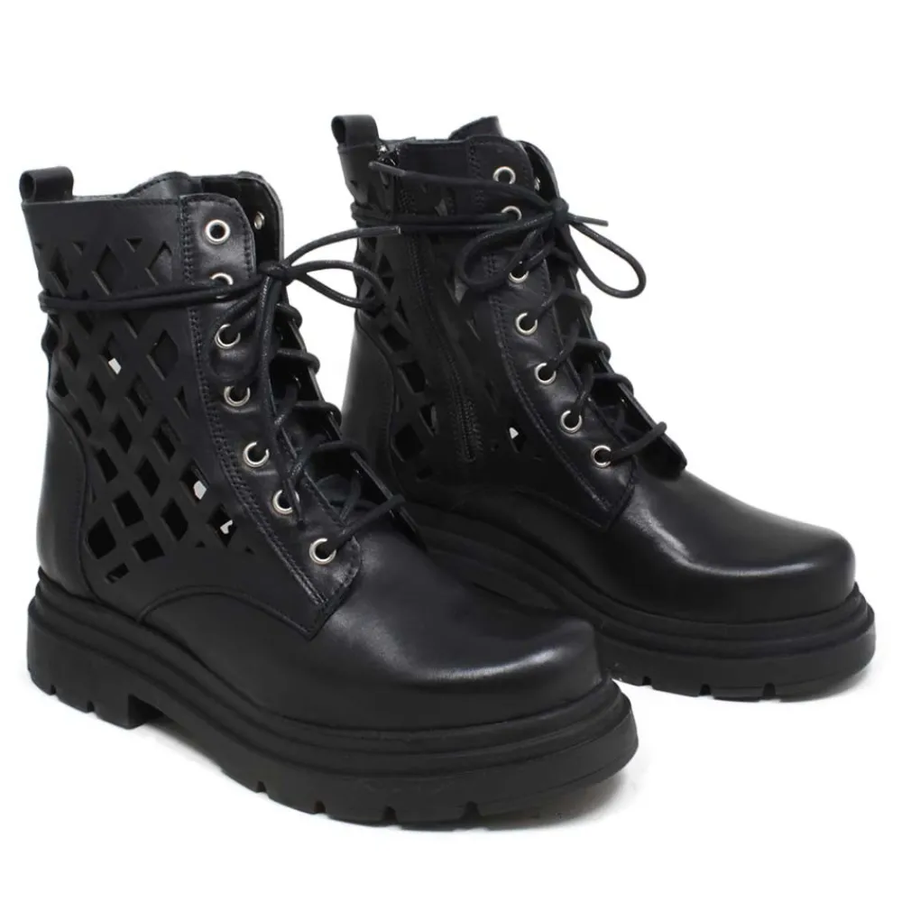 stivaletti_anfibi_laserat_4-1.webp Anfibi | Stivali Estivi | Personal Stivaletti Anfibi Laserati "CUBE"  - Pelle Nero