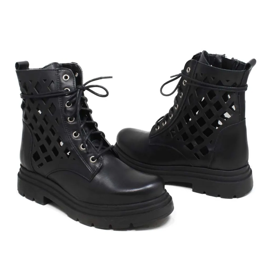 stivaletti_anfibi_laserat_5-1.webp Anfibi | Stivali Estivi | Personal Stivaletti Anfibi Laserati "CUBE"  - Pelle Nero