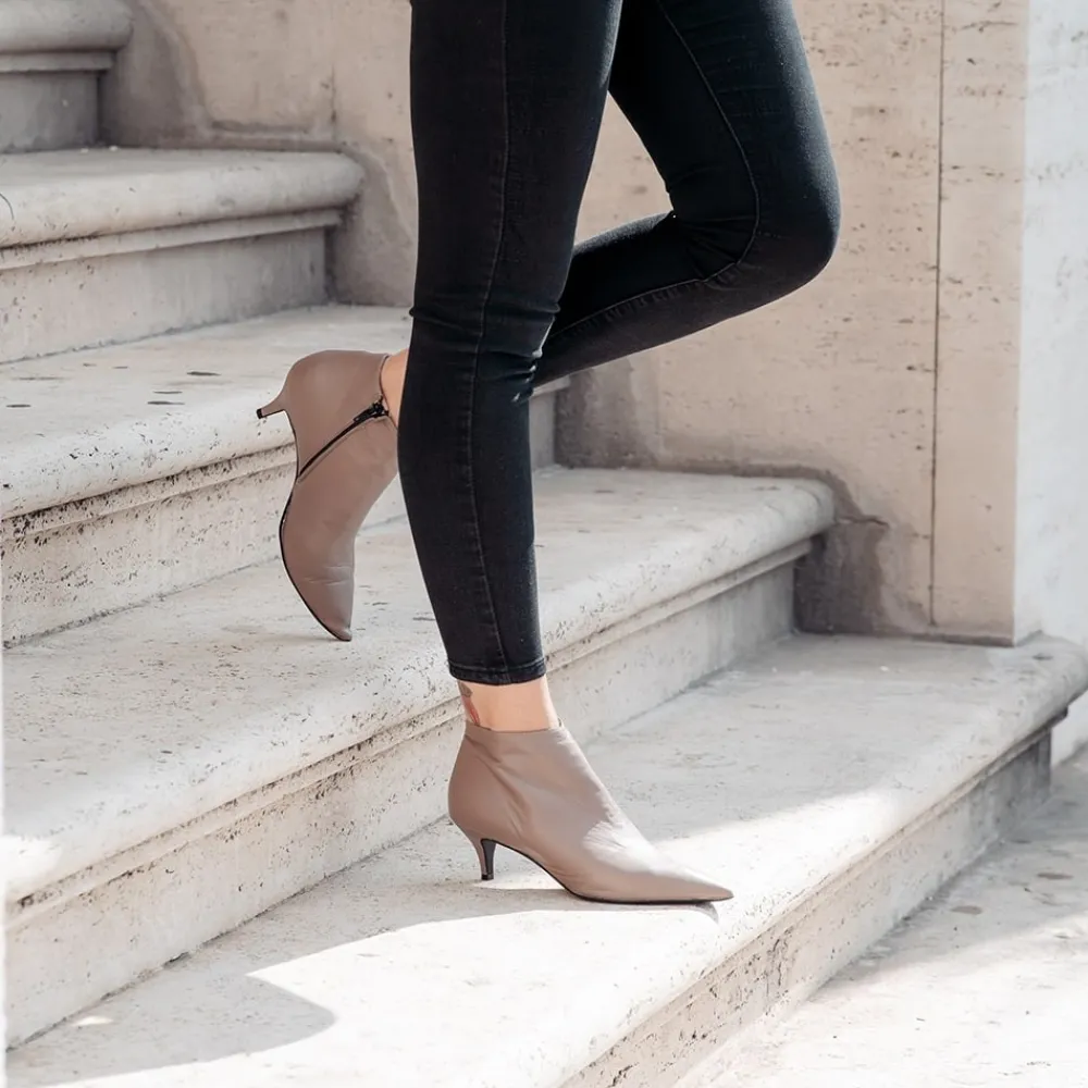 stivaletti_ankle_boots_co_1-1.webp Stivali Con Tacco | Tronchetti | Made in Italy Stivaletti Ankle Boots con tacchetto "155" - Nappa Taupe