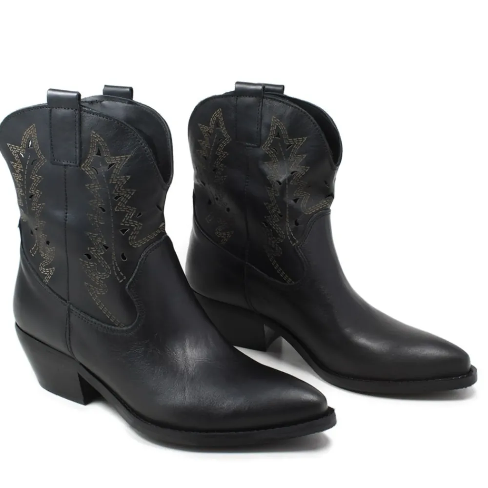 stivaletti_bassi_camperos_2.webp Stivali Con Tacco | Stivali Estivi | In Time Stivaletti Bassi Camperos Traforati a Laser "CLARA" - Nero