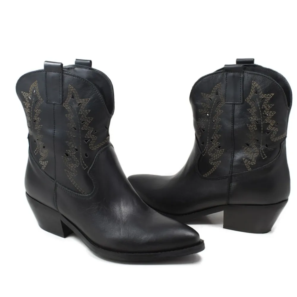 stivaletti_bassi_camperos_3.webp Stivali Con Tacco | Stivali Estivi | In Time Stivaletti Bassi Camperos Traforati a Laser "CLARA" - Nero