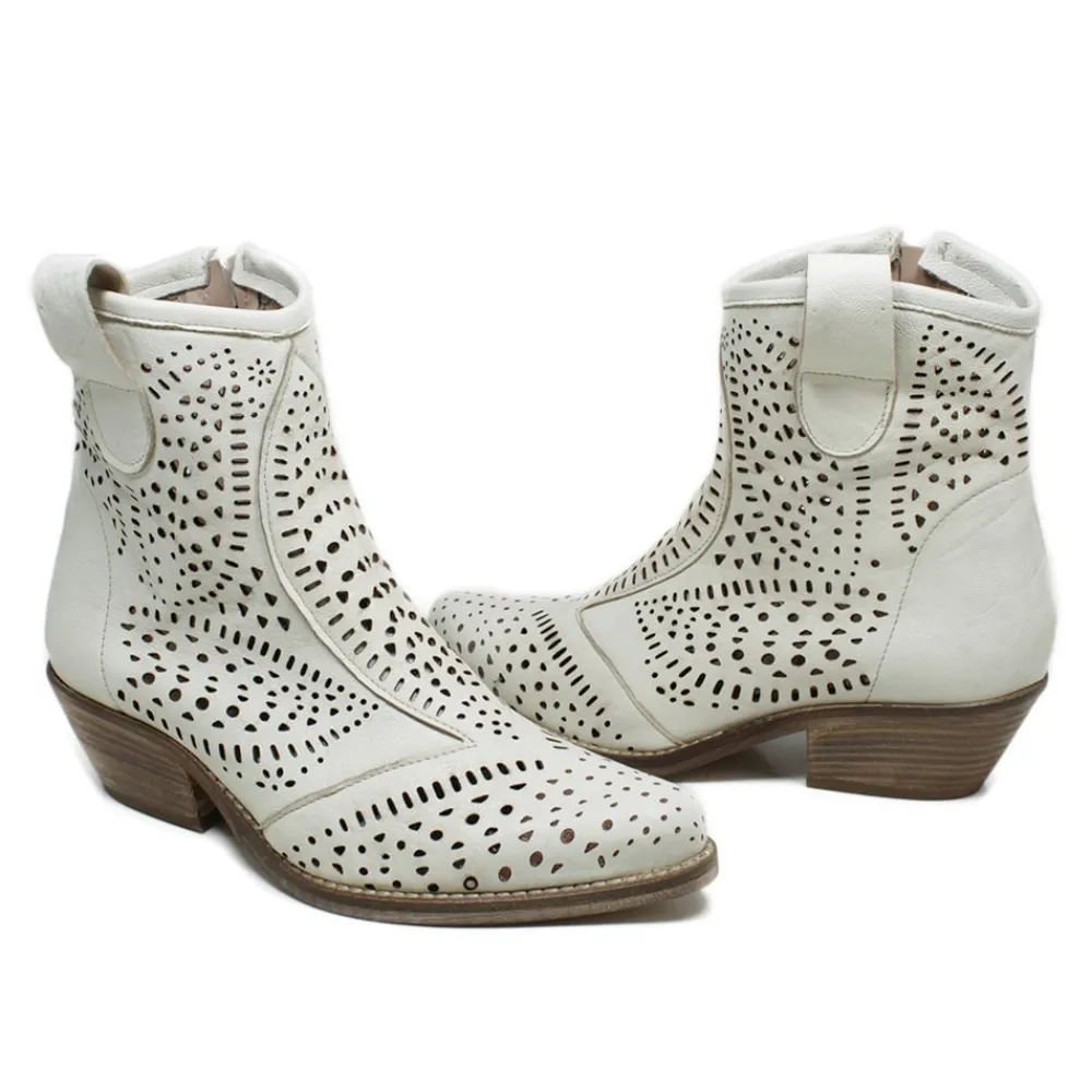 stivaletti_bassi_texani_c_3.webp Stivali Con Tacco | Stivali Estivi | Personal Stivaletti Bassi Texani Camperos Laserati "MAYA" - Beige