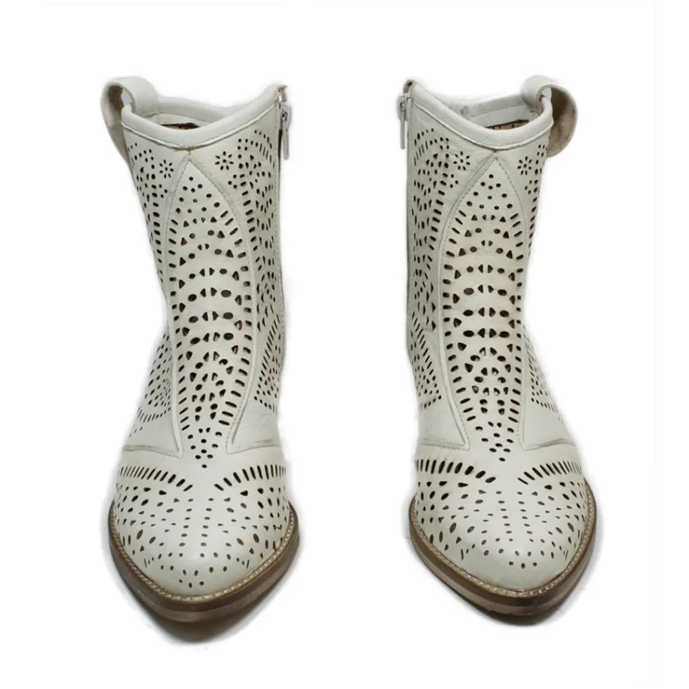 stivaletti_bassi_texani_c_4.webp Stivali Con Tacco | Stivali Estivi | Personal Stivaletti Bassi Texani Camperos Laserati "MAYA" - Beige