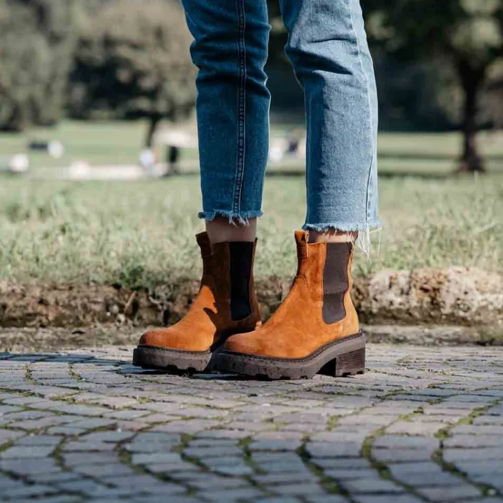 stivaletti_beatles_platfo_1.webp Anfibi | Stivali E Scarpe Con Zeppa | Made in Italy Stivaletti Beatles Platform con Elastici "Margo" - Camoscio Cuoio