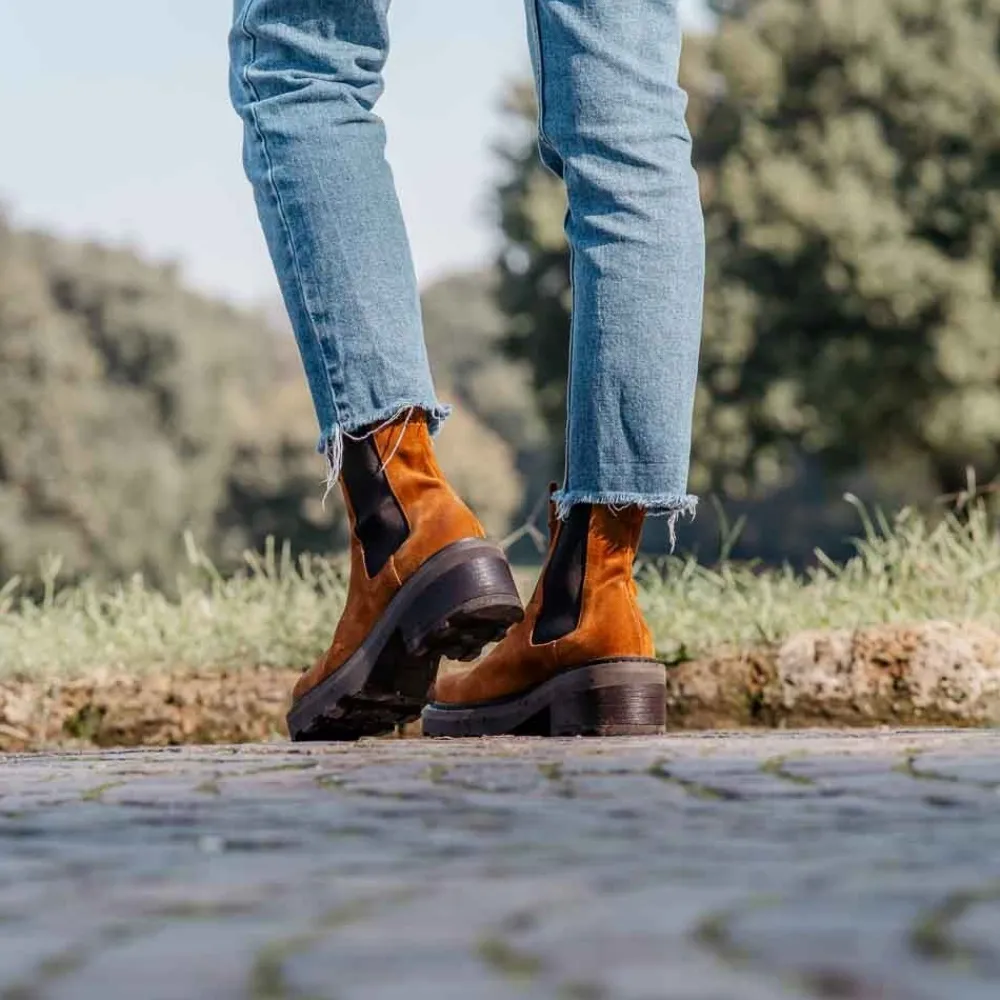 stivaletti_beatles_platfo_3.webp Anfibi | Stivali E Scarpe Con Zeppa | Made in Italy Stivaletti Beatles Platform con Elastici "Margo" - Camoscio Cuoio