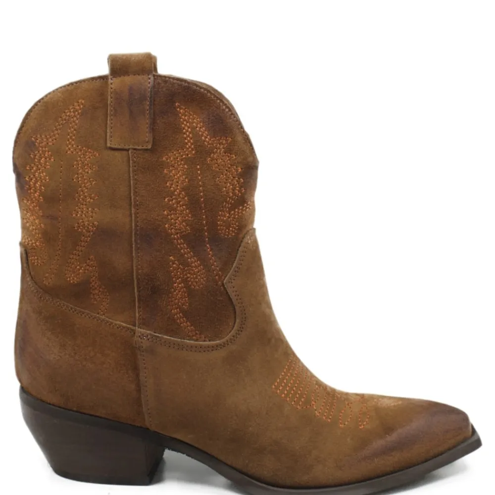 stivaletti_camperos_texan_0-1.webp Stivali Texani | Stivali Invernali | In Time Stivaletti Camperos Texani con Ricamo "PETRA" - Camoscio Cuoio