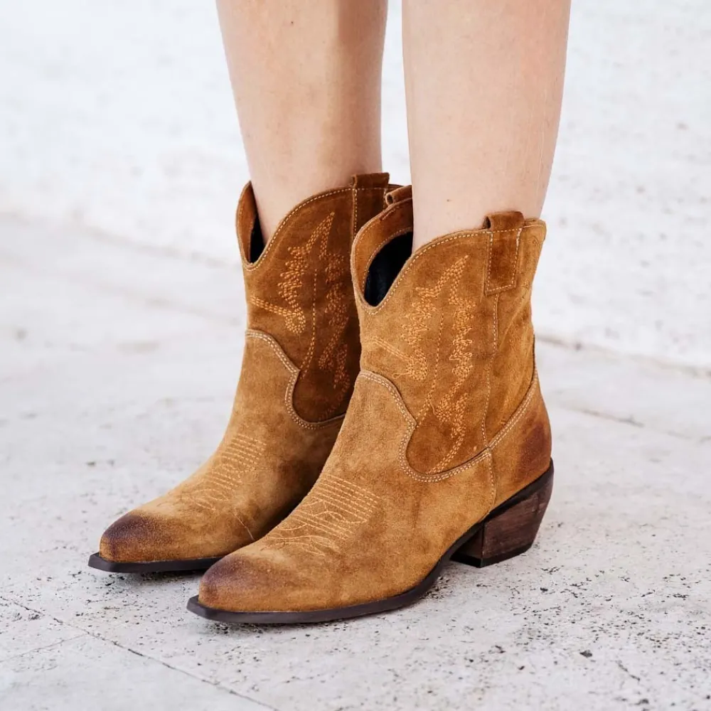 stivaletti_camperos_texan_1-1.webp Stivali Texani | Stivali Invernali | In Time Stivaletti Camperos Texani con Ricamo "PETRA" - Camoscio Cuoio