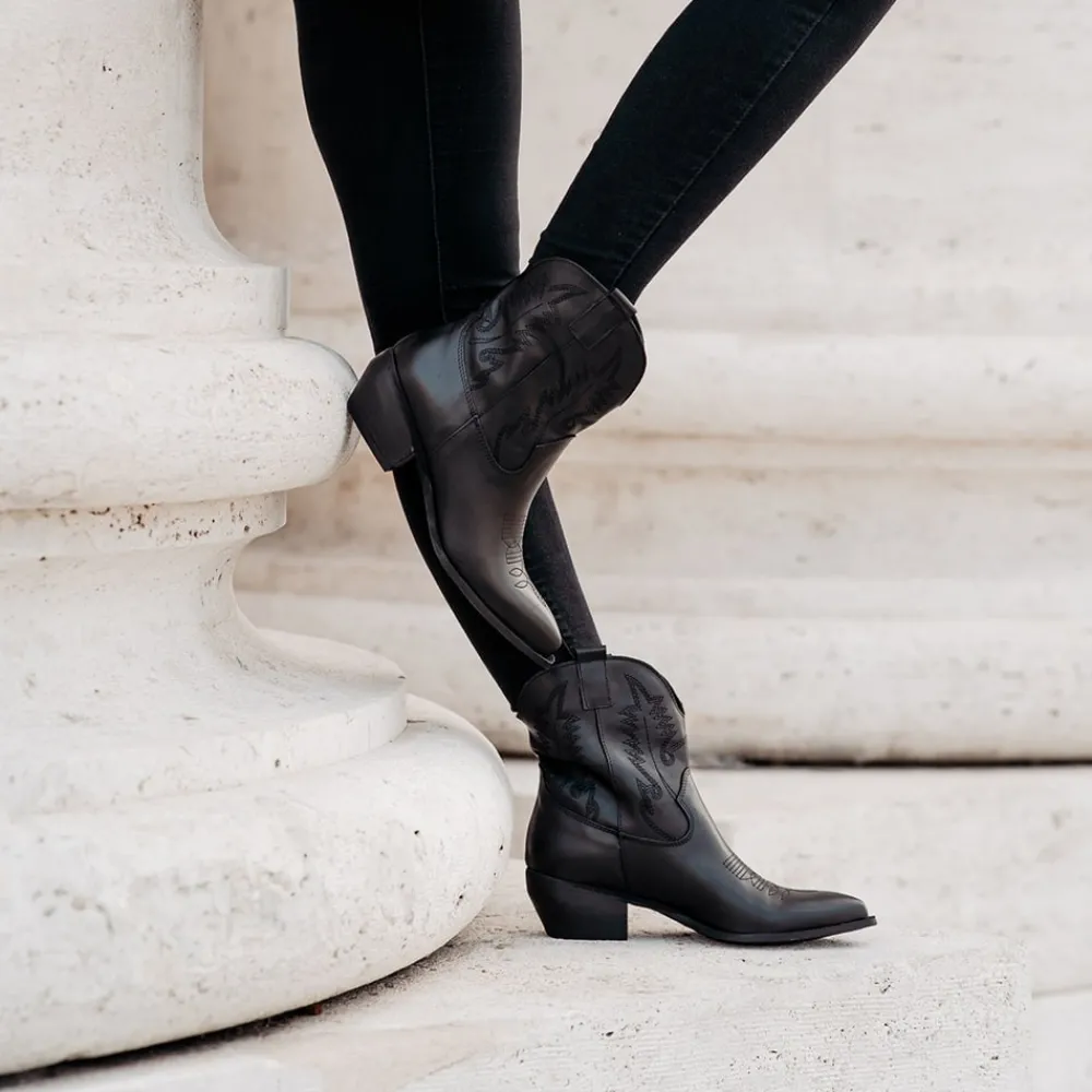 stivaletti_camperos_texan_1.webp Stivali Texani | Stivali Invernali | In Time Stivaletti Camperos Texani con Ricamo "PETRA" - Pelle Nero