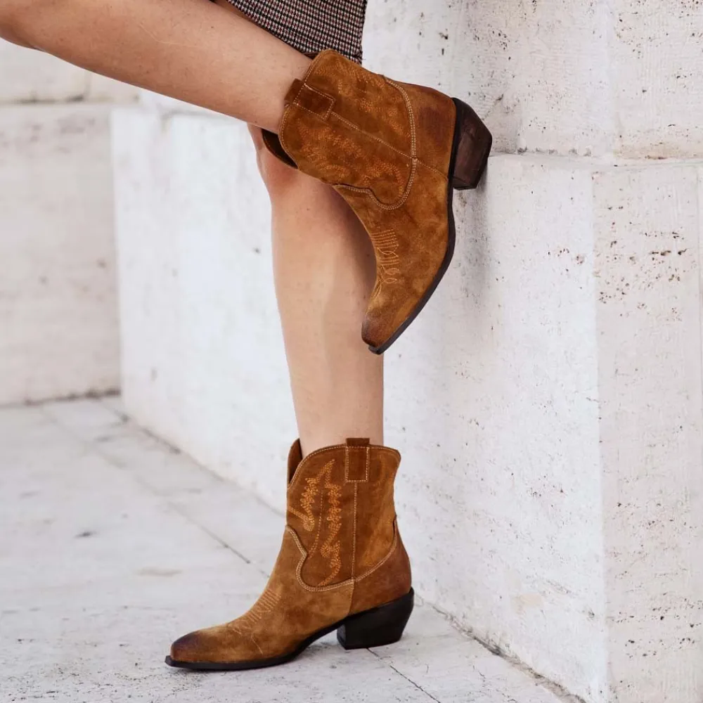 stivaletti_camperos_texan_3-1.webp Stivali Texani | Stivali Invernali | In Time Stivaletti Camperos Texani con Ricamo "PETRA" - Camoscio Cuoio