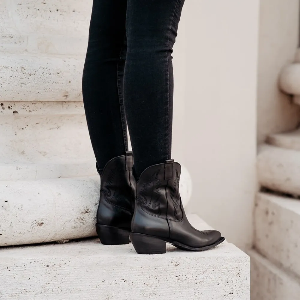 stivaletti_camperos_texan_3.webp Stivali Texani | Stivali Invernali | In Time Stivaletti Camperos Texani con Ricamo "PETRA" - Pelle Nero