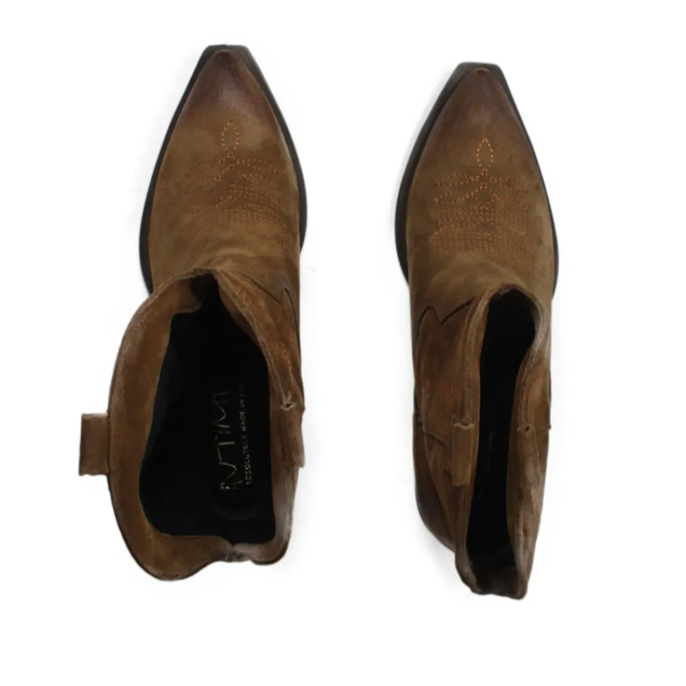 stivaletti_camperos_texan_6-1.webp Stivali Texani | Stivali Invernali | In Time Stivaletti Camperos Texani con Ricamo "PETRA" - Camoscio Cuoio