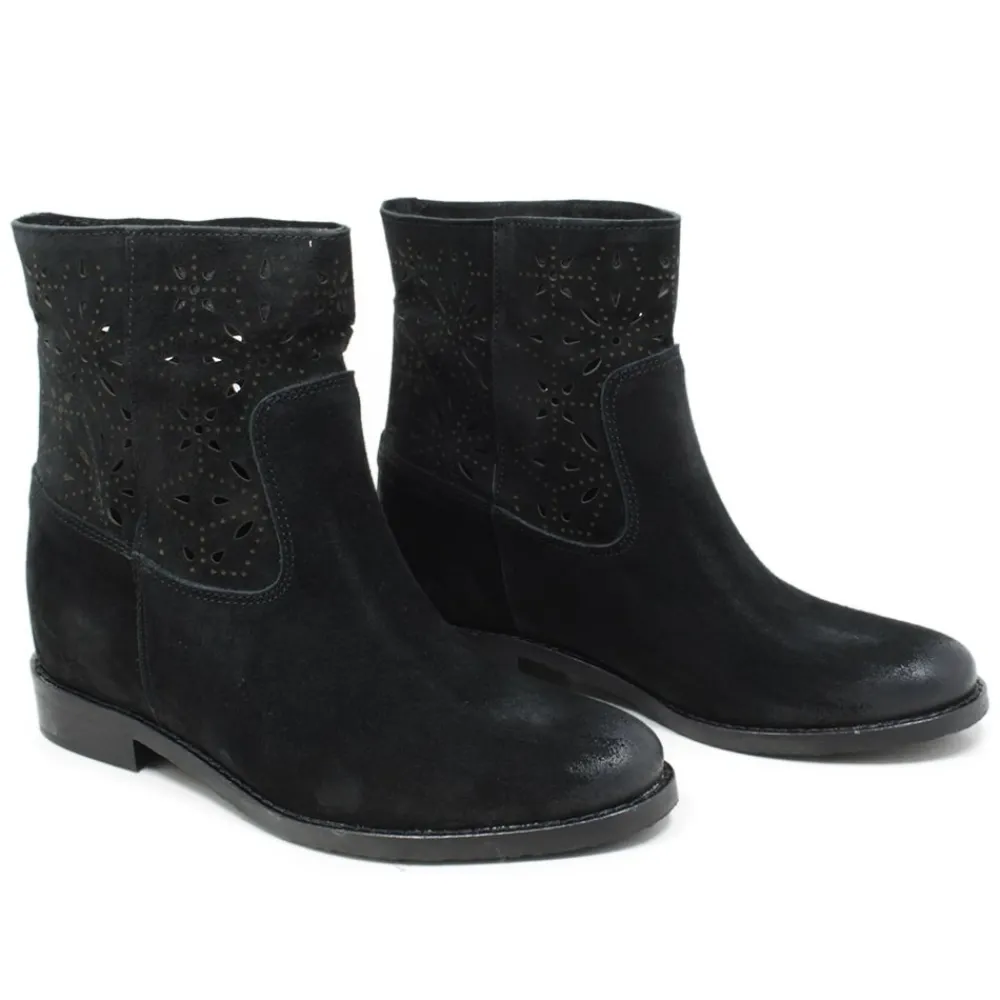 stivaletti_con_zeppa_inte_2-1.webp Stivali Estivi | Stivali E Scarpe Con Zeppa | Personal Stivaletti con zeppa interna laserati "Alley" - Camoscio Nero