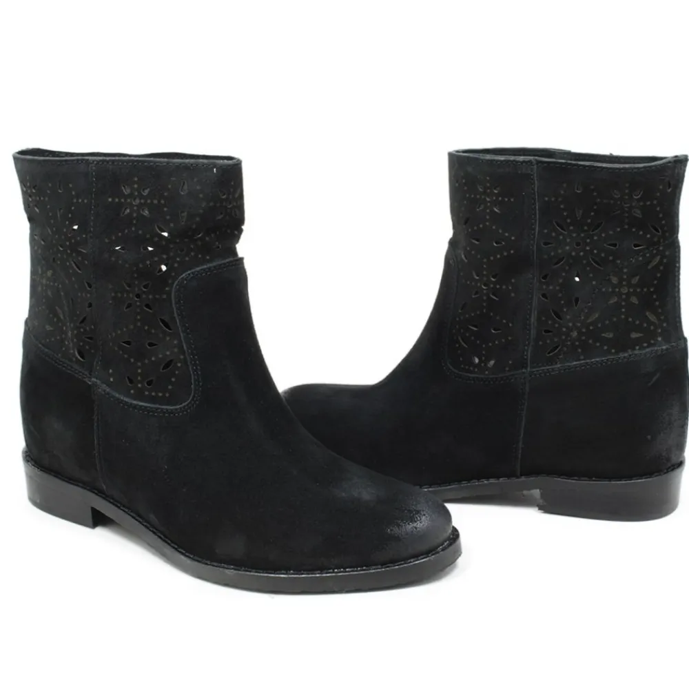 stivaletti_con_zeppa_inte_3-1.webp Stivali Estivi | Stivali E Scarpe Con Zeppa | Personal Stivaletti con zeppa interna laserati "Alley" - Camoscio Nero