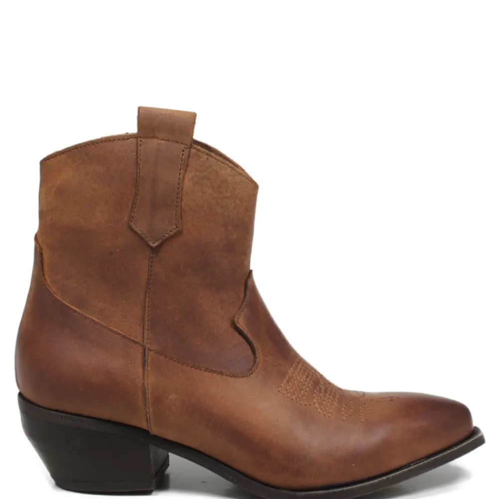 stivaletti_texani_alla_ca_0-1.webp Stivali Texani | Stivali Invernali | Personal Stivaletti Texani alla Caviglia con Ricamo e Cerniera "CAMERON" - Ingrassato Cuoio