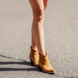 Stivali Estivi | Stivali Texani | In Time Stivaletti Texani  alla caviglia con Ricamo "PASO" - Camoscio Cuoio