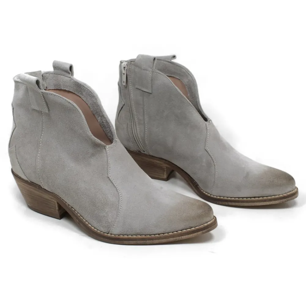 stivaletti_texani_alla_ca_2-4.webp Stivali Estivi | Stivali Texani | Personal Stivaletti Texani alla caviglia con scollo "VERA" - Camoscio Taupe