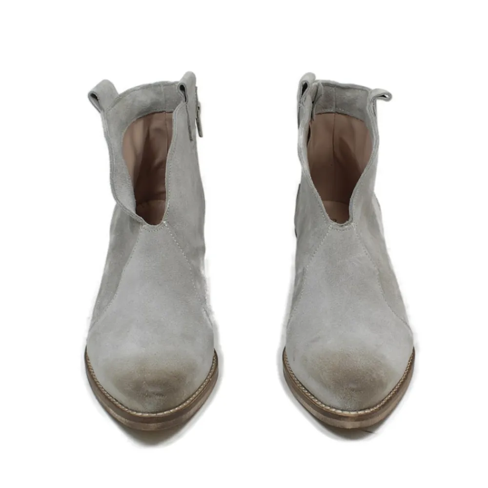 stivaletti_texani_alla_ca_4-4.webp Stivali Estivi | Stivali Texani | Personal Stivaletti Texani alla caviglia con scollo "VERA" - Camoscio Taupe