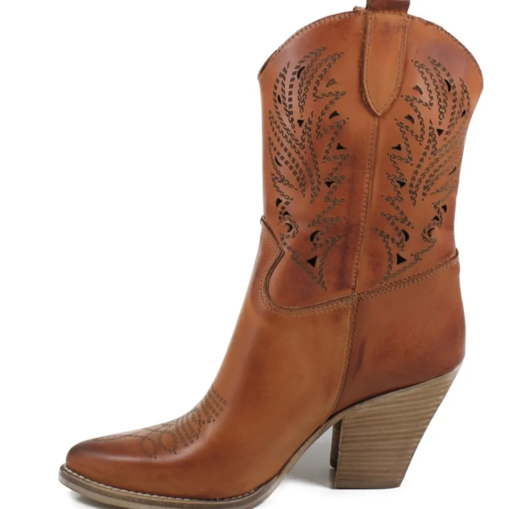 stivaletti_texani_campero_1.webp Stivali Con Tacco | Stivali Estivi | Personal Stivaletti Texani Camperos Bassi Laserati con tacco "Leny" - Cuoio