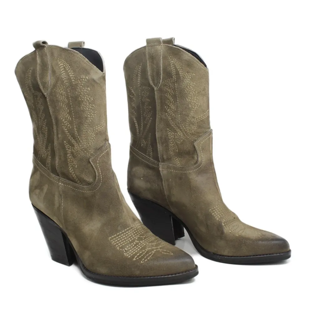 stivaletti_texani_campero_2-2.webp Stivali Con Tacco | Stivali Invernali | Personal Stivaletti Texani Camperos Bassi Ricamati con tacco "Liam" - Camoscio Taupe