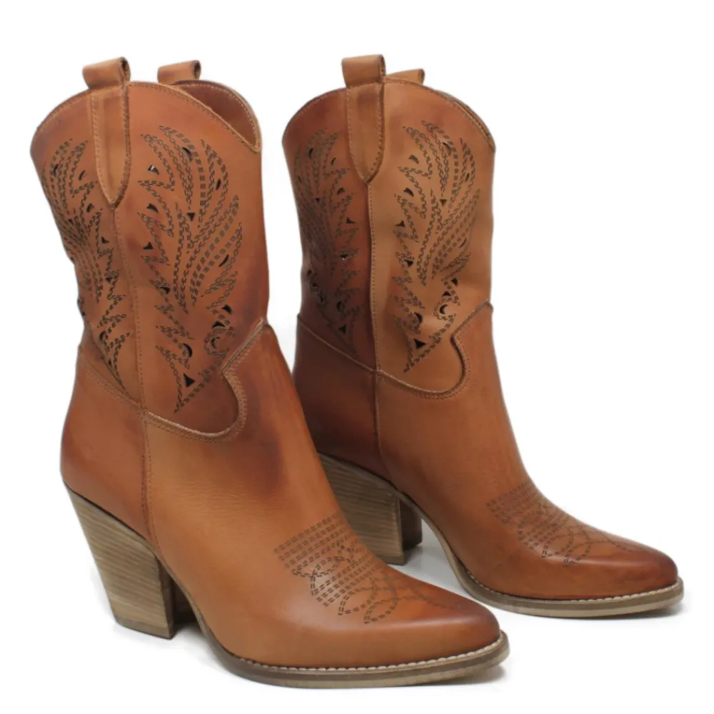 stivaletti_texani_campero_2.webp Stivali Con Tacco | Stivali Estivi | Personal Stivaletti Texani Camperos Bassi Laserati con tacco "Leny" - Cuoio