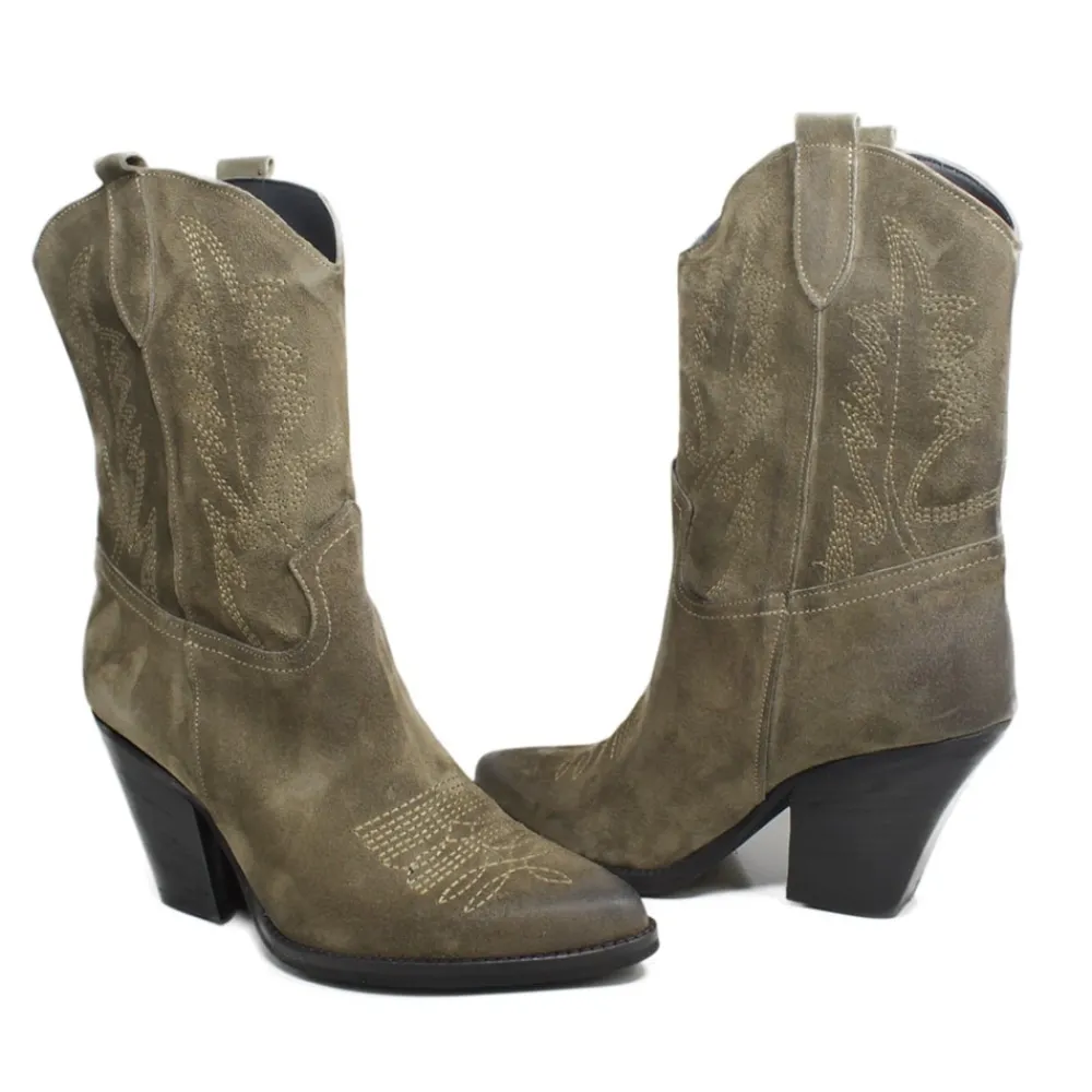 stivaletti_texani_campero_3-2.webp Stivali Con Tacco | Stivali Invernali | Personal Stivaletti Texani Camperos Bassi Ricamati con tacco "Liam" - Camoscio Taupe