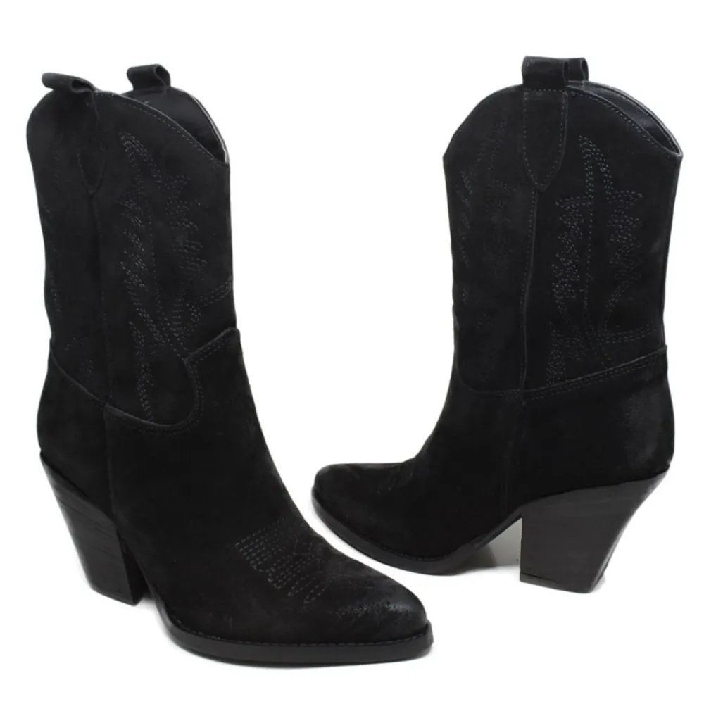 stivaletti_texani_campero_5-1.webp Stivali Con Tacco | Stivali Texani | Personal Stivaletti Texani Camperos Bassi Ricamati con tacco "Liam" - Camoscio Nero