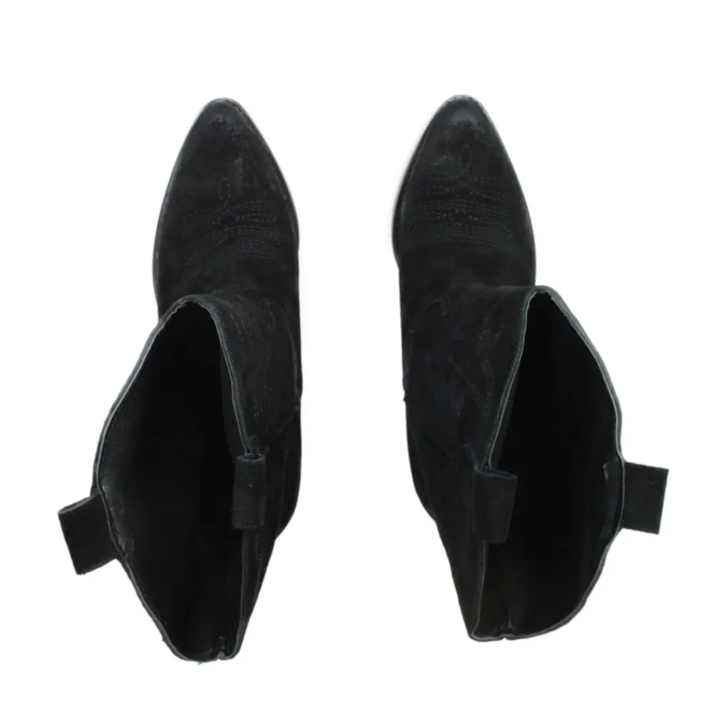 stivaletti_texani_campero_7.webp Stivali Con Tacco | Stivali Texani | Personal Stivaletti Texani Camperos Bassi Ricamati con tacco "Liam" - Camoscio Nero