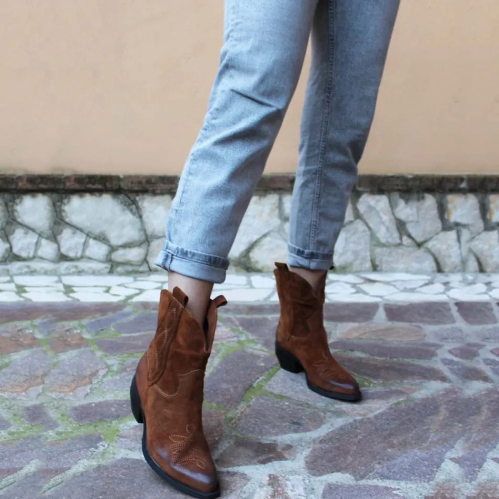 stivaletti_texani_con_ric_1.webp Stivali Texani | Stivali Invernali | Personal Stivaletti Texani con Ricamo "LORAH" - Camoscio Cuoio