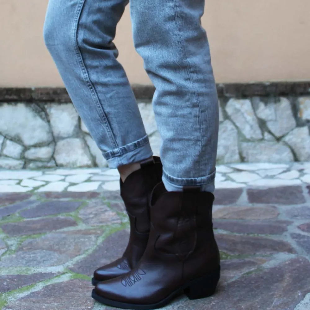 stivaletti_texani_con_ric_2-3.webp Stivali Texani | Stivali Invernali | Personal Stivaletti Texani con Ricamo "LORAH" - Pelle Marrone TestadiMoro