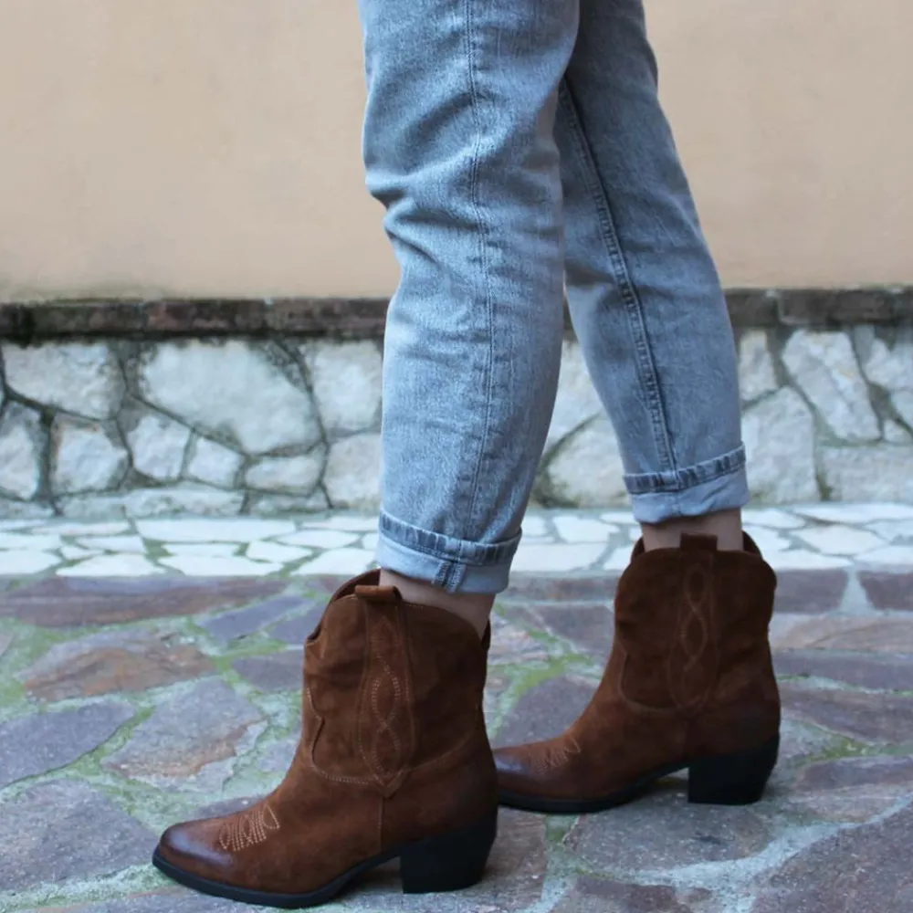 stivaletti_texani_con_ric_2.webp Stivali Texani | Stivali Invernali | Personal Stivaletti Texani con Ricamo "LORAH" - Camoscio Cuoio