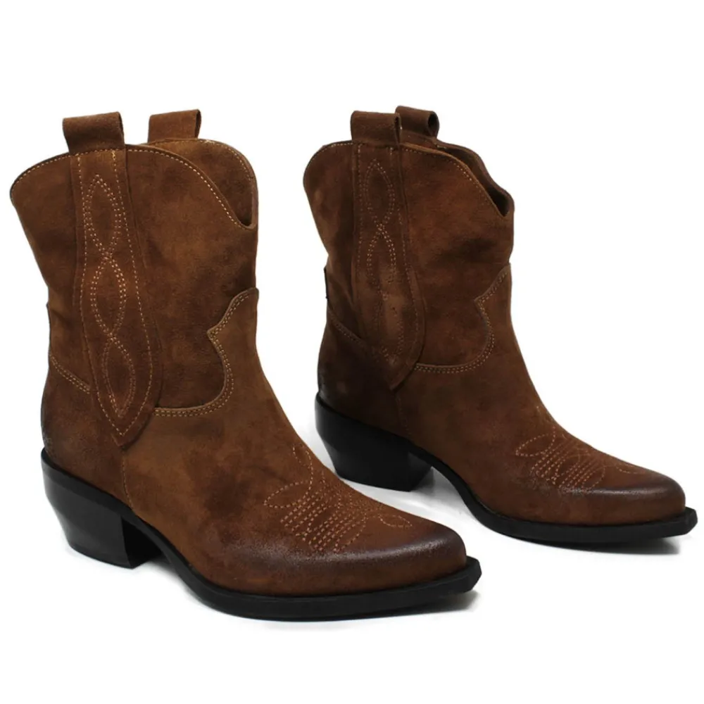 stivaletti_texani_con_ric_4.webp Stivali Texani | Stivali Invernali | Personal Stivaletti Texani con Ricamo "LORAH" - Camoscio Cuoio