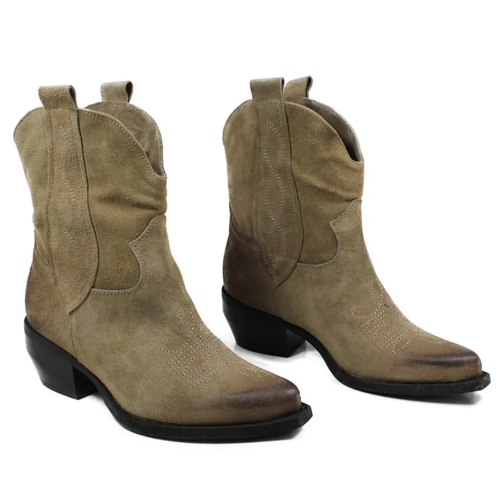 stivaletti_texani_con_ric_5-1.webp Stivali Texani | Stivali Invernali | Personal Stivaletti Texani con Ricamo "LORAH" - Camoscio Taupe