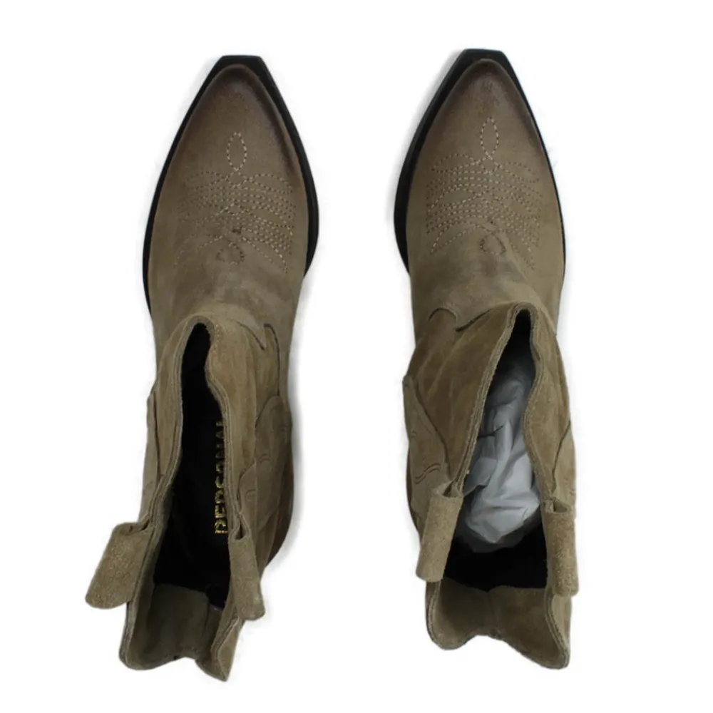 stivaletti_texani_con_ric_6-1.webp Stivali Texani | Stivali Invernali | Personal Stivaletti Texani con Ricamo "LORAH" - Camoscio Taupe