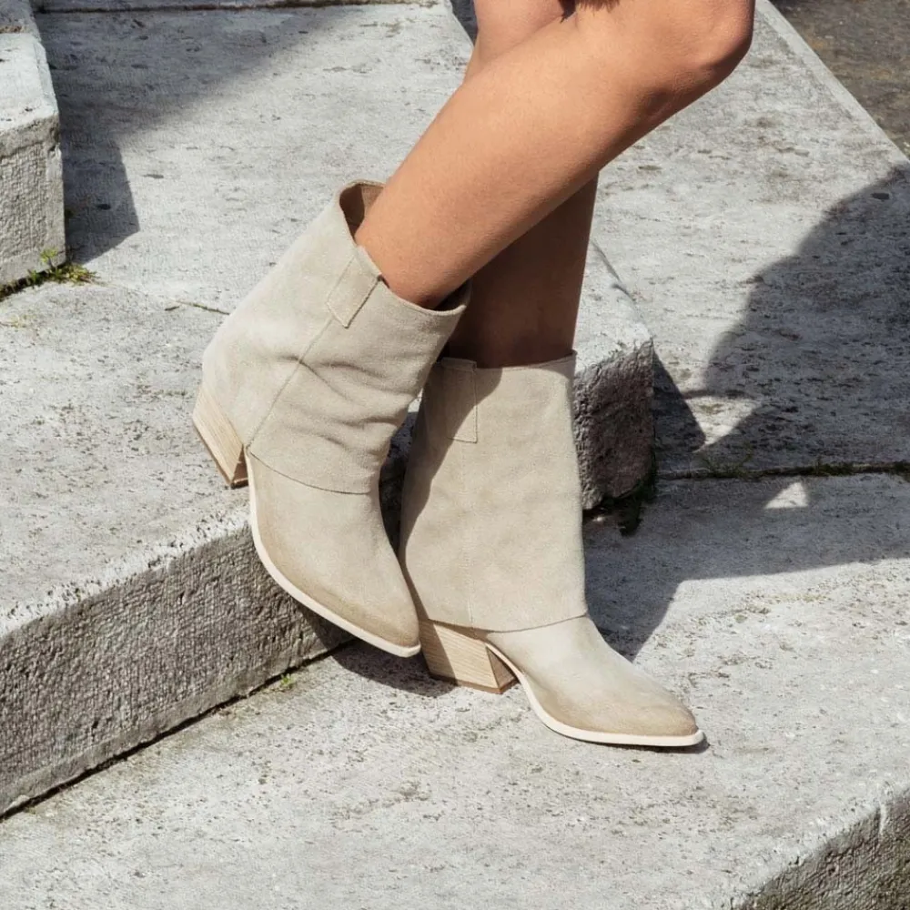 stivaletti_texani_estivi__1-1.webp Stivali Con Tacco | Stivali Estivi | Personal Stivaletti Texani Estivi con Bavero Risvolto "Gipsy" - Camoscio Beige