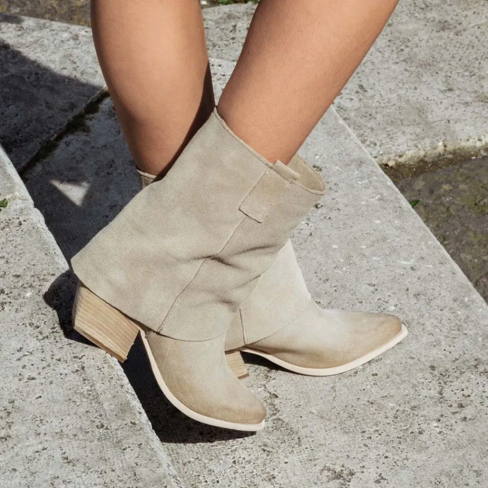 stivaletti_texani_estivi__3-1.webp Stivali Con Tacco | Stivali Estivi | Personal Stivaletti Texani Estivi con Bavero Risvolto "Gipsy" - Camoscio Beige